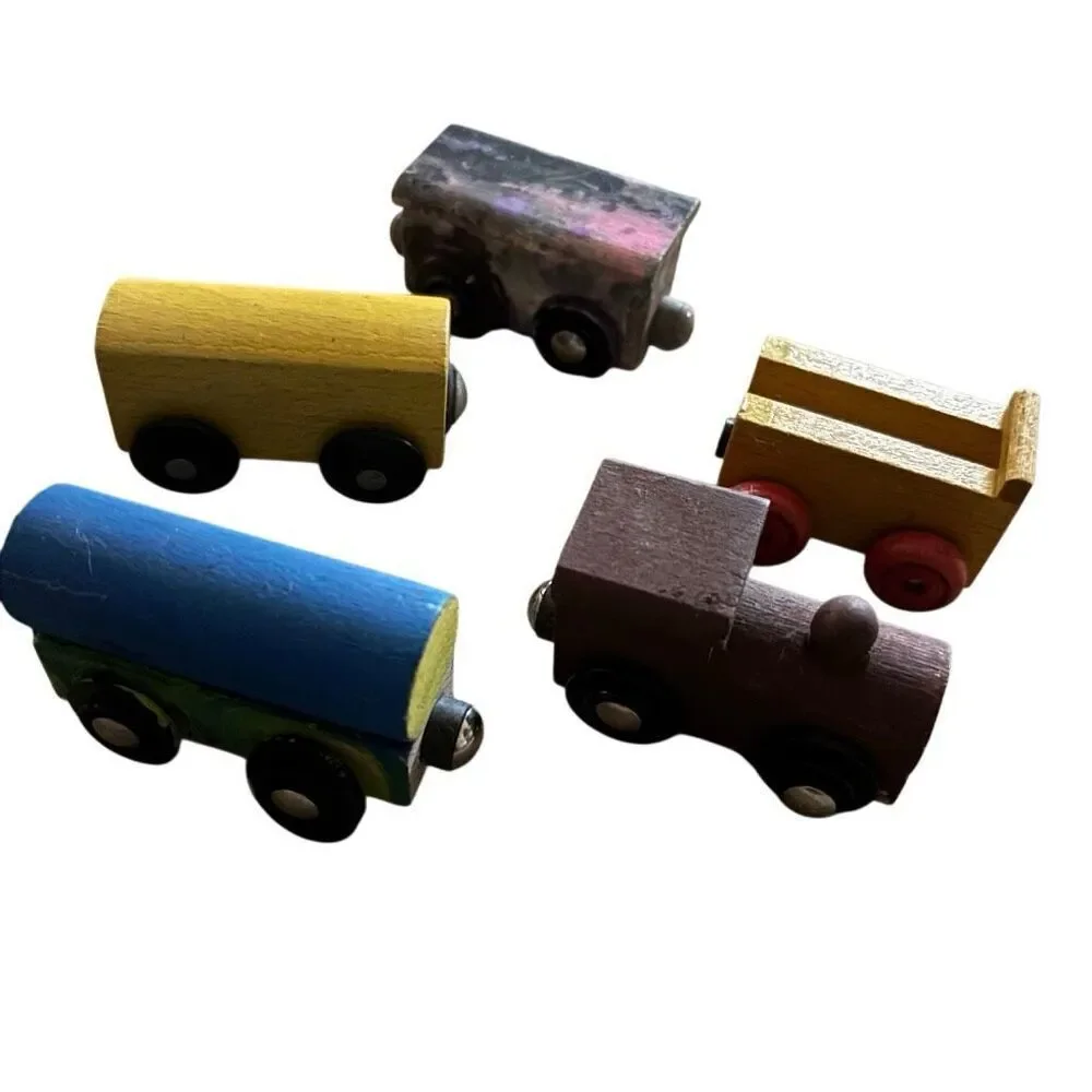 Lot of 5 Wooden Magnetic Train Cars *Read*